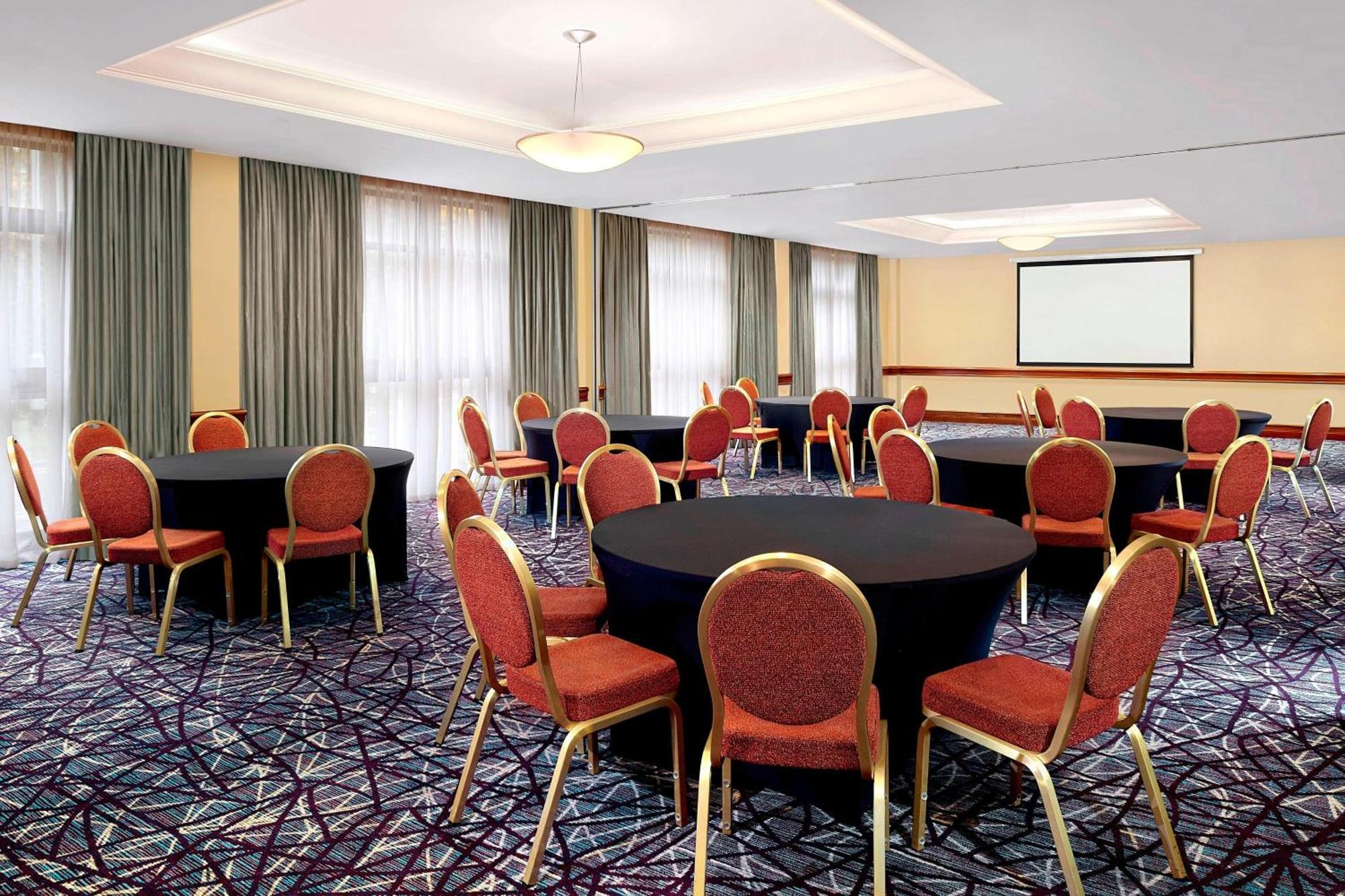 Sheraton Skyline London Heathrow 4*